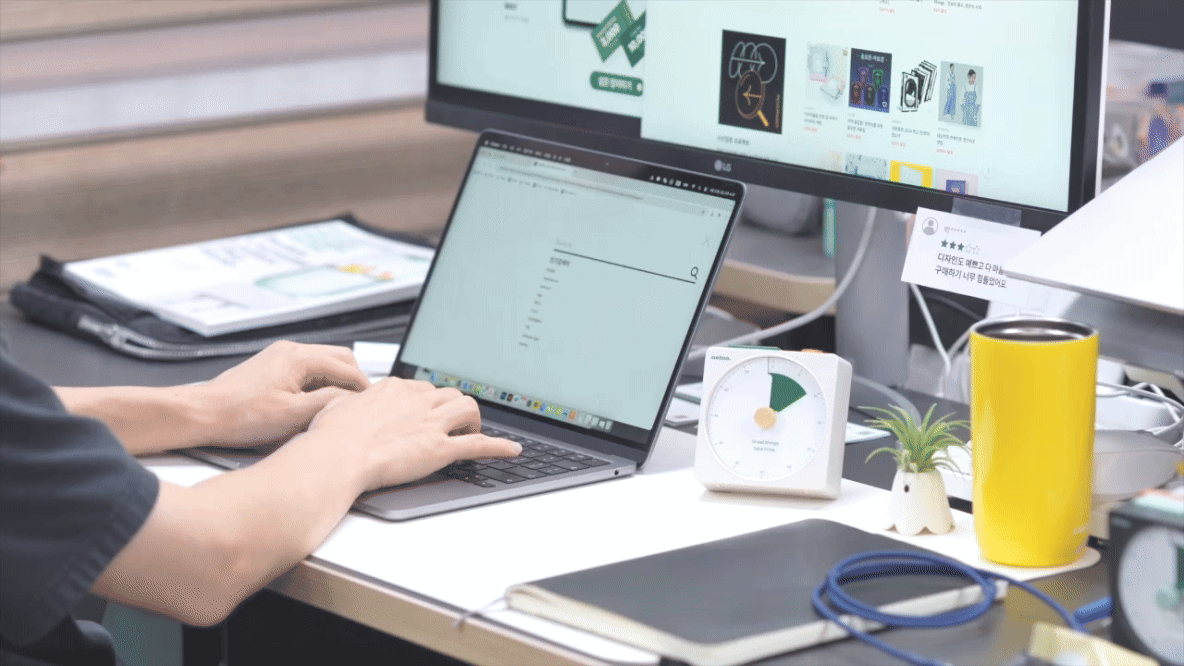 포커스 온 타이머와 함께 일하는 모습