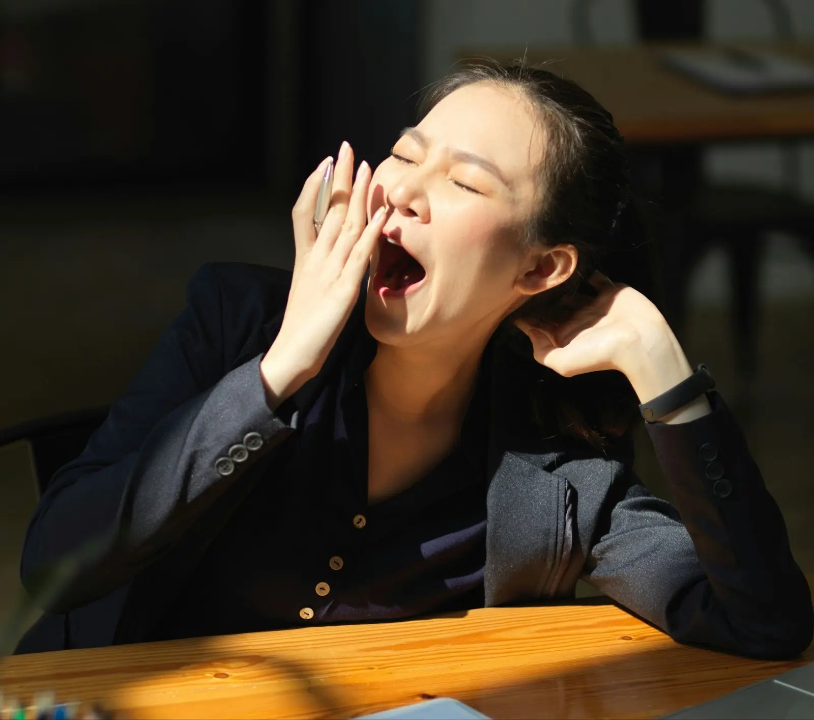 햇빛 아래에서 하품을 하고 있는 여성