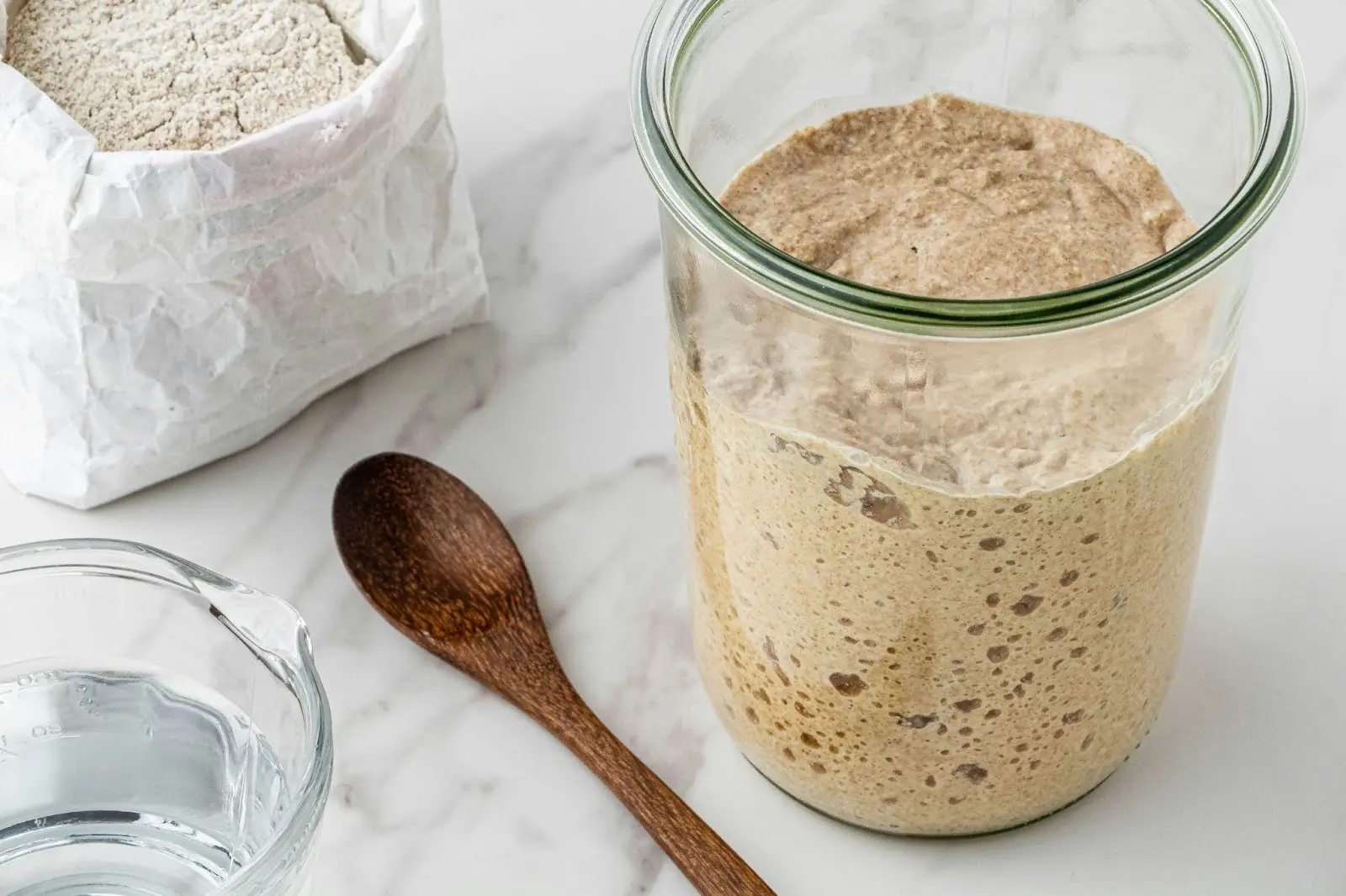 단백질 가루를 물에 탄 모습