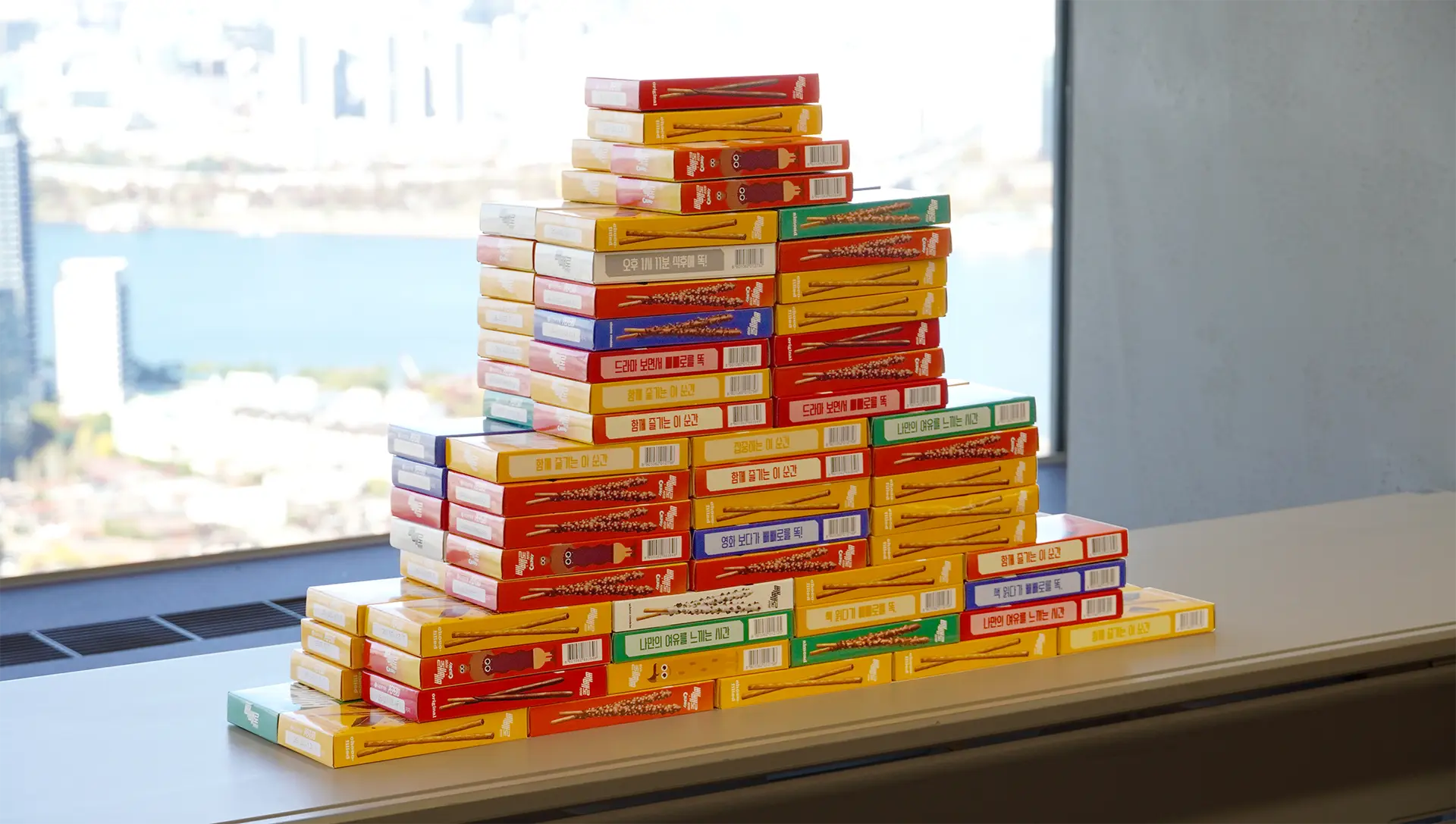 창가에 진열되어있는 빼빼로의 모습