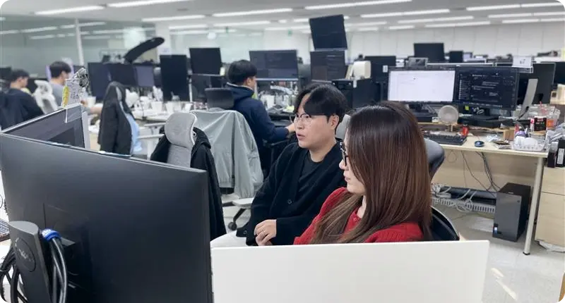 블룸에이아이 CX본부 개발그룹장 이엘과 팀원 윌슨