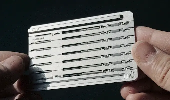 한 사람이 Zero Mk2를 조립하는 모습