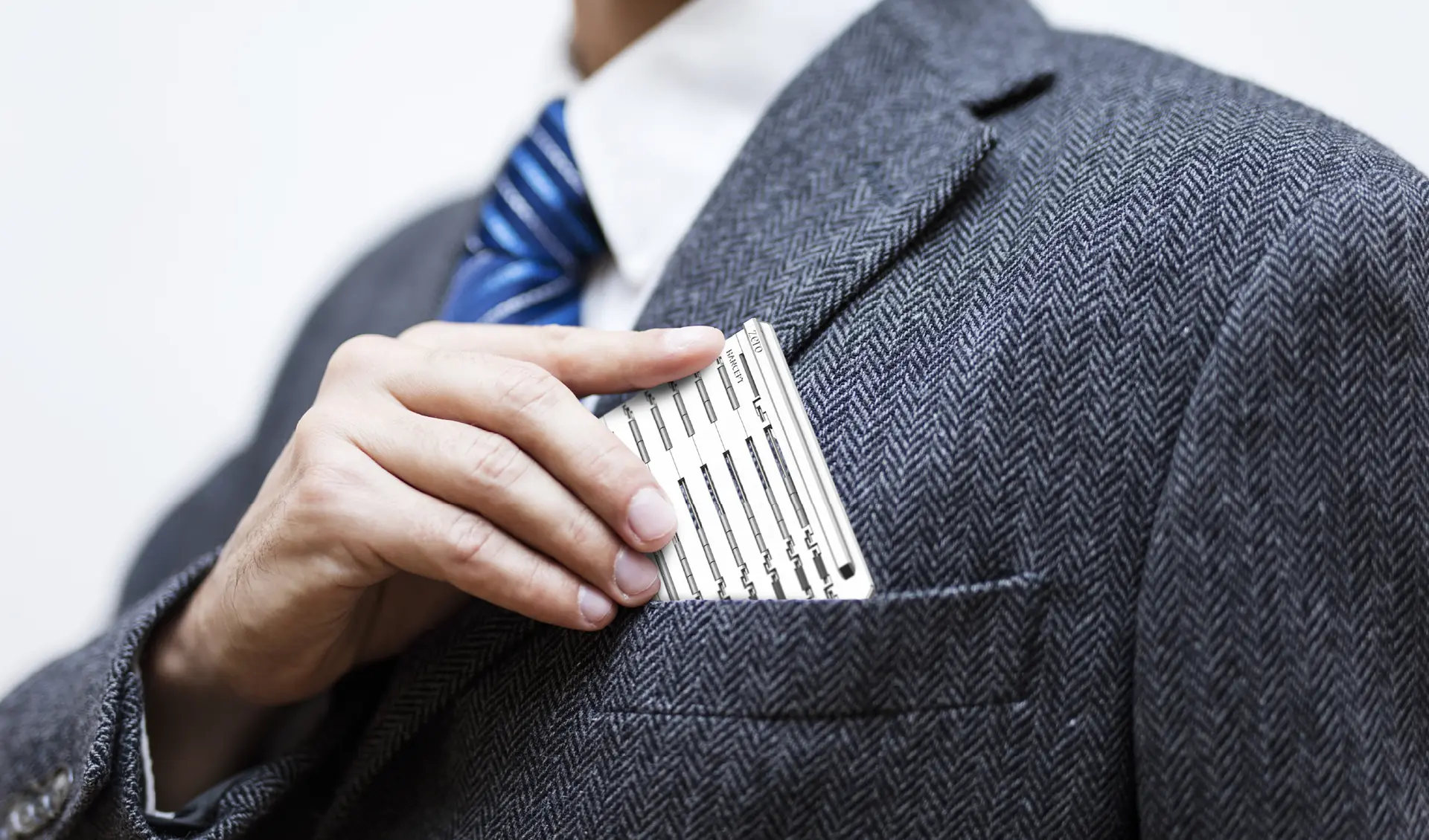 정장 포켓에 Zero Mk2를 넣는 모습