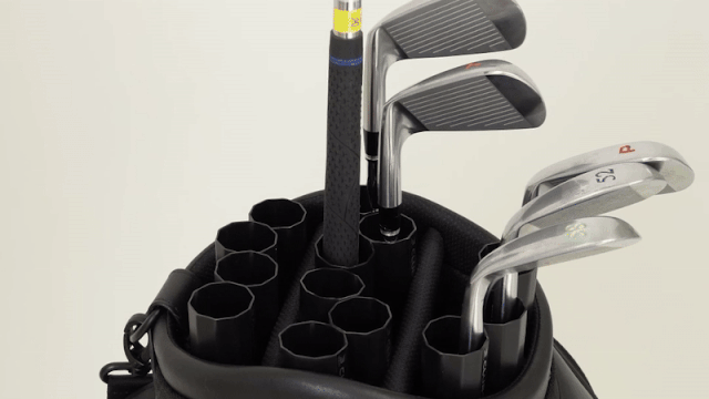 클럽실드 보호 케이스에 클럽을 넣고 빼는 모습