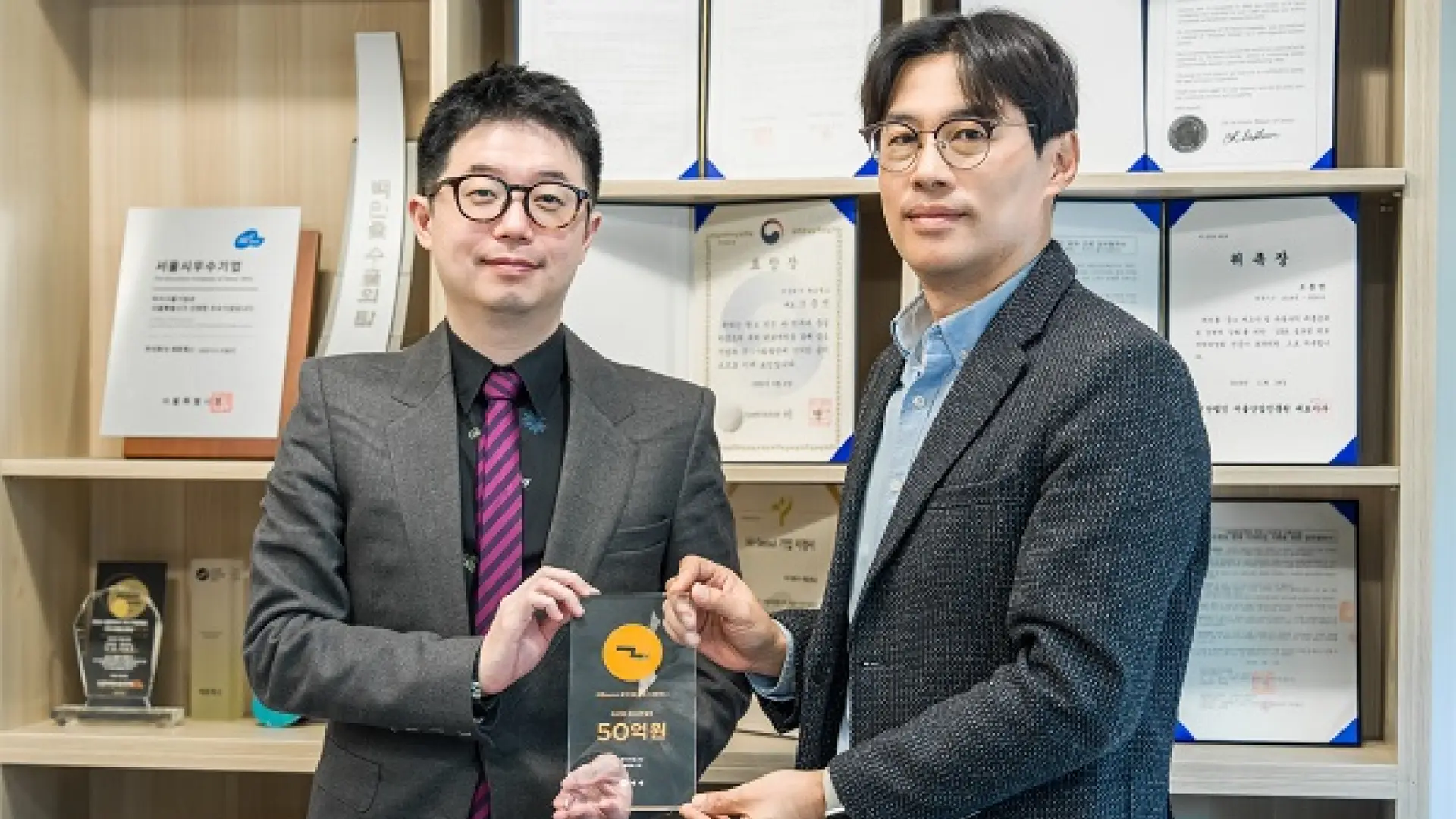 세토웍스 조충연 대표와 젝젝 서진 대표가 감사패를 들고 있는 모습