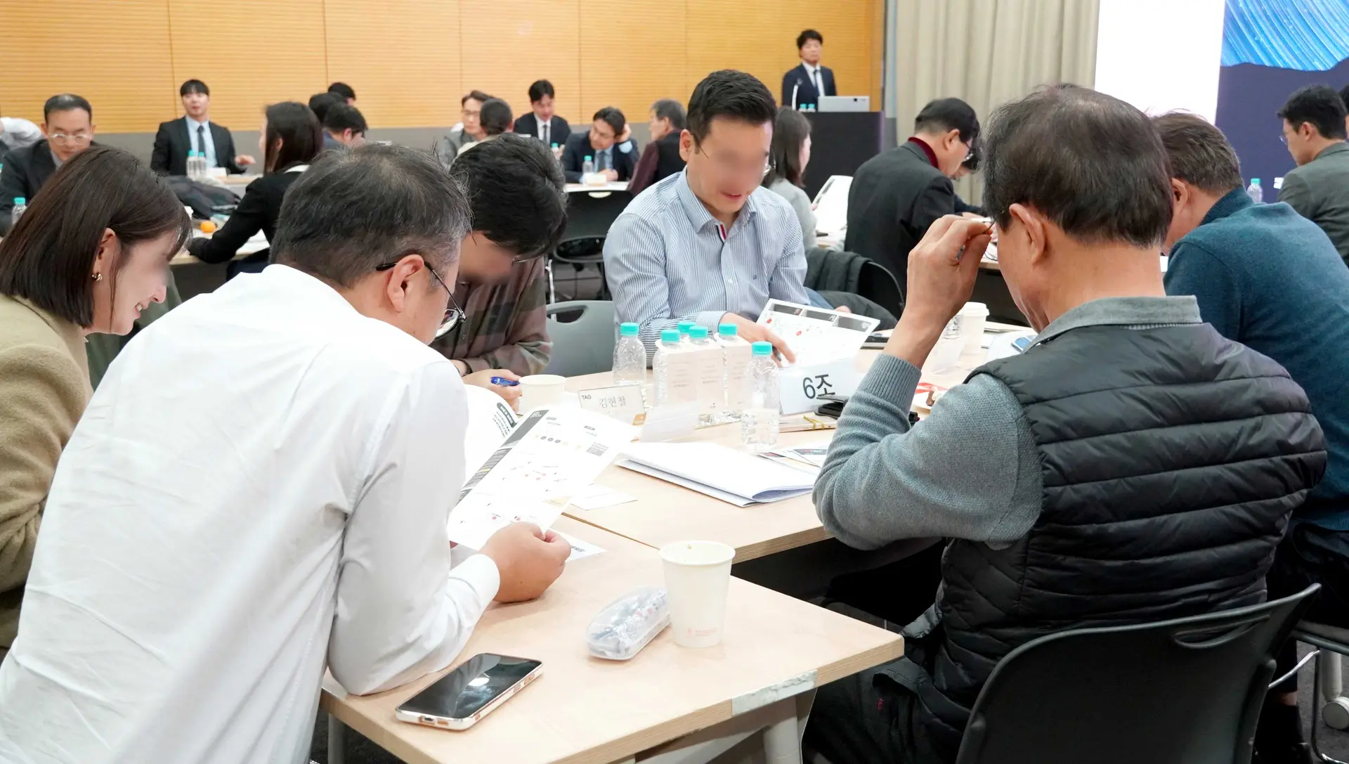 TAG We에서 토론중인 6조의 모습