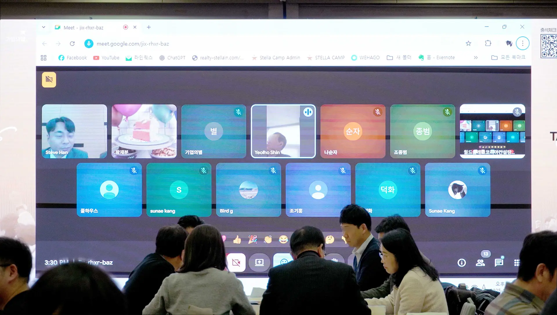 스크린 화면에 띄워진 온라인 참가자의 프로필 사진