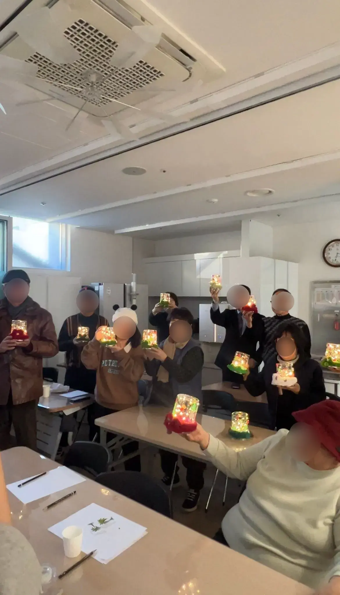 완성된 유리돔 무드등을 들고 기뻐하시는 모습