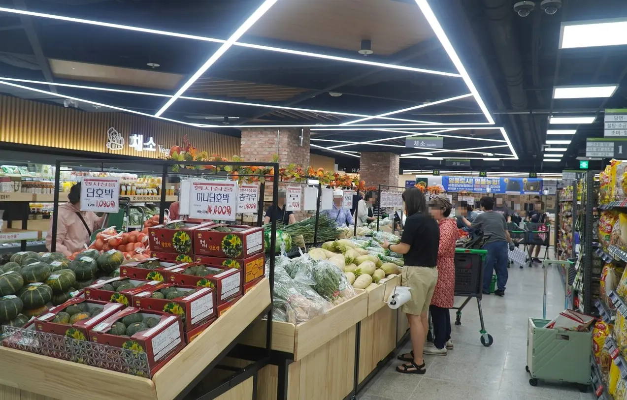 세종강남농협 하나로마트 매장에 POP가 걸려있는 모습