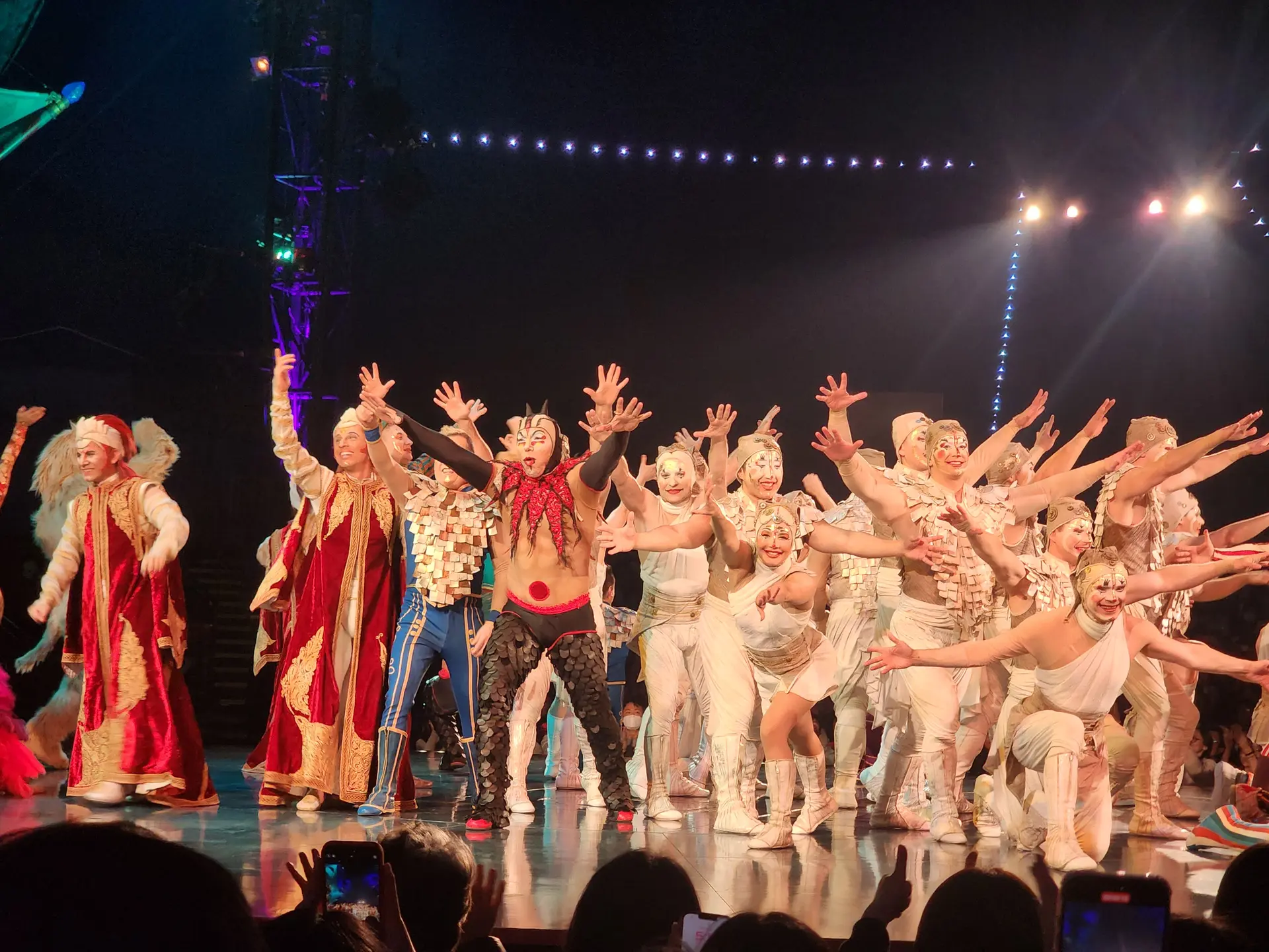 태양의서커스 커튼콜 사진