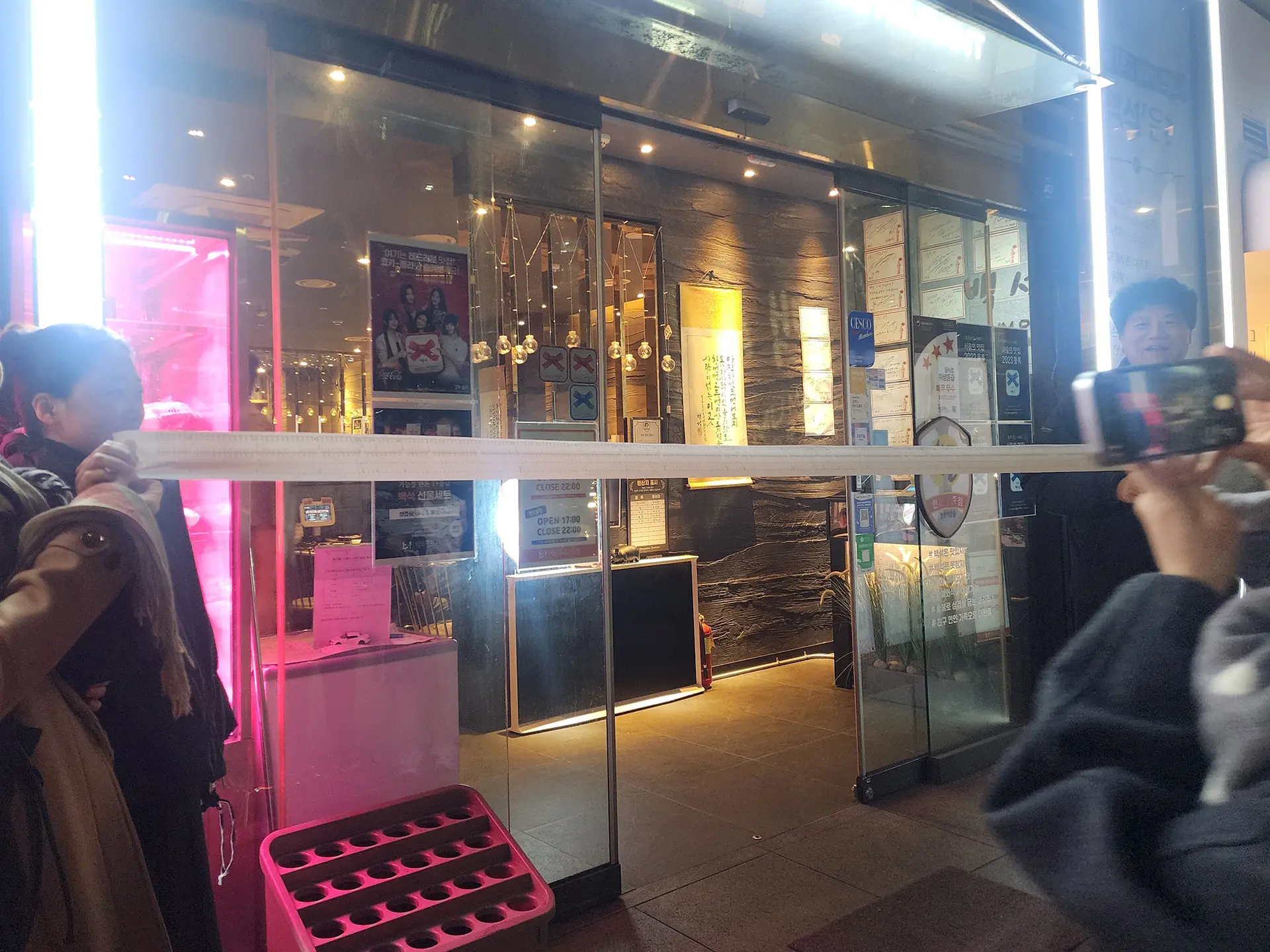 긴 영수증을 들고 있는 사진