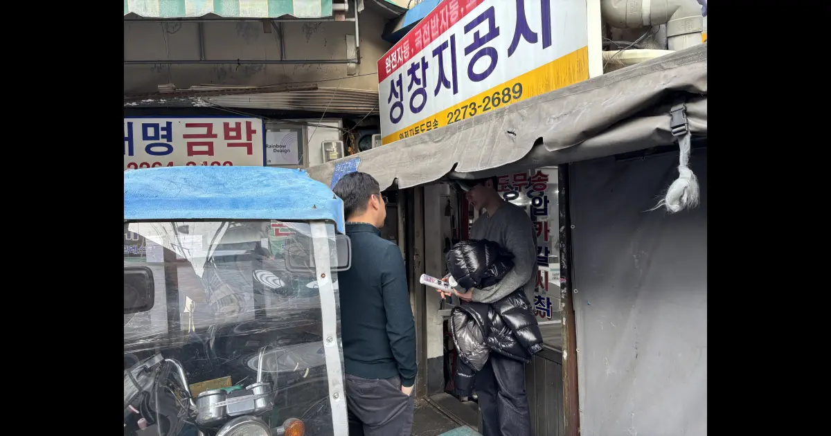 브랜드부스트 담당자와 성창지공사 대표님이 이야기를 나누는 모습