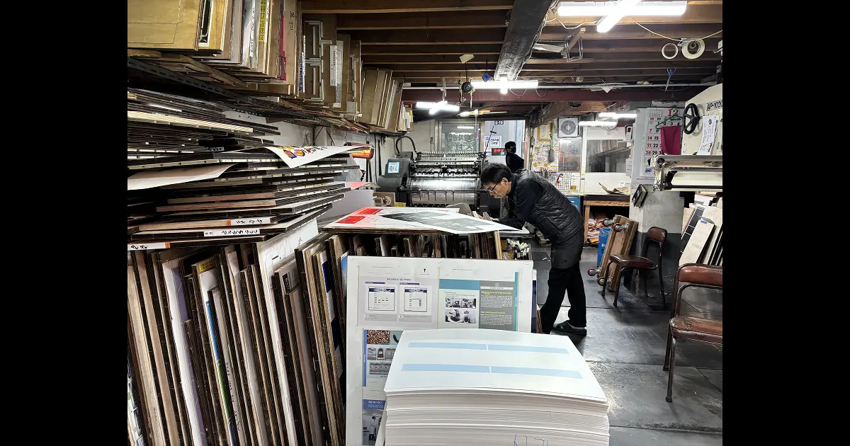 완벽한 결과물을 위해 꼼꼼히 작업물을 살피는 성창지공사 담당자의 모습