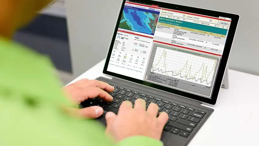 FactoryTalk Historian Site Edition 화면을 노트북에서 확인하는 모습, 실시간 시계열 데이터 트렌드와 공정 분석 결과를 시각적으로 모니터링하는 장면