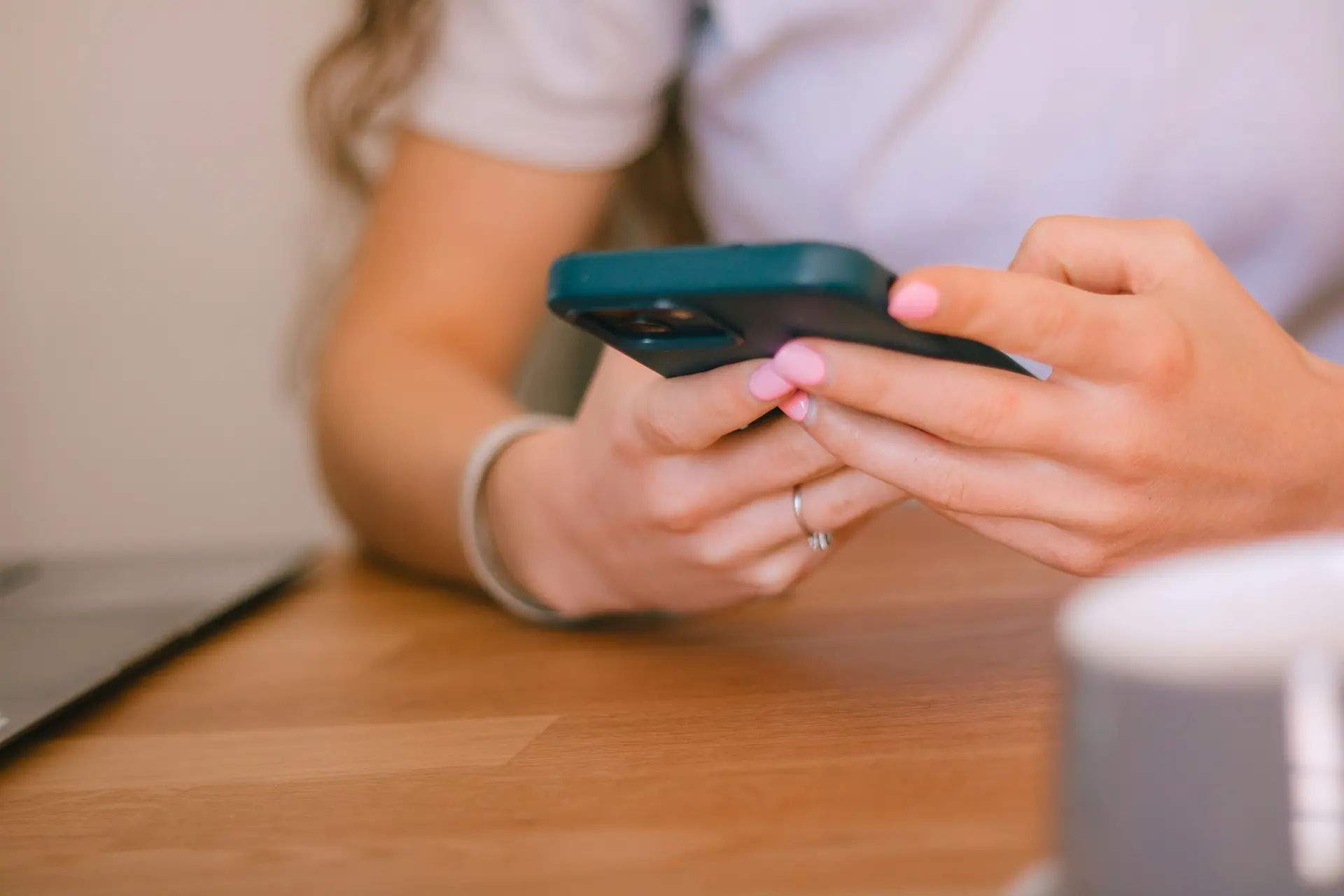 마트 전단지를 문자로 확인하는 고객의 이미지 모습