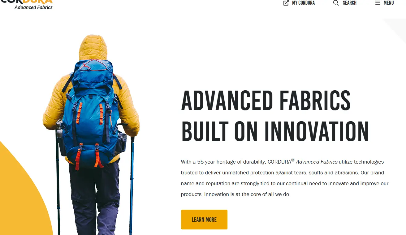 군용 장비부터 스트릿 패션까지 점령한 코듀라(CORDURA®) 원단의 모든 것. 고강도 나일론 기술력, 에코메이드(EcoMade) 지속 가능성, 브랜드별 라인업 및 내구성의 비밀을 확인하세요.