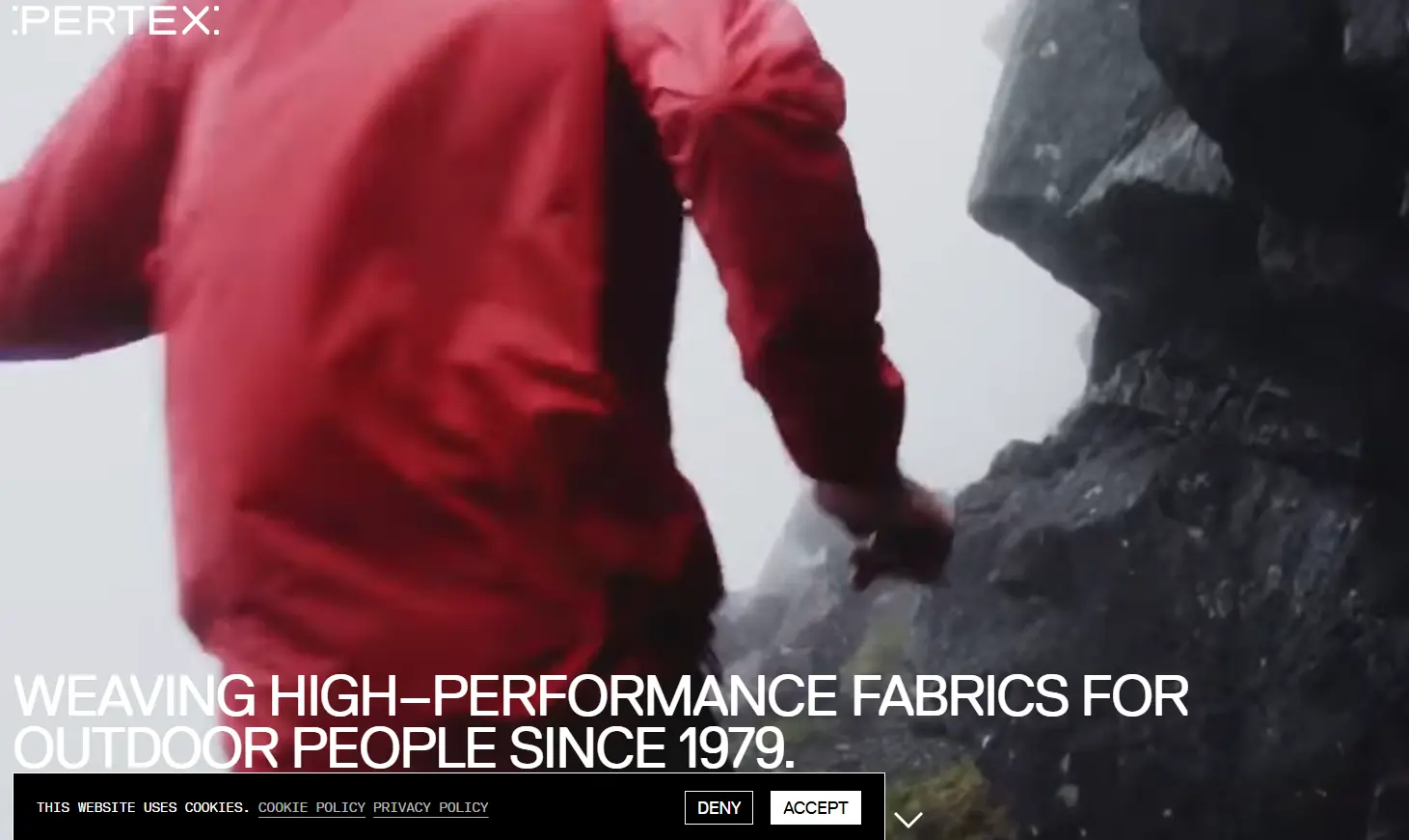 고성능 아웃도어 소재 퍼텍스(Pertex®)의 역사와 핵심 기술(모세관 현상, 다이아몬드 퓨즈)을 분석합니다. 퀀텀(Quantum), 쉴드(Shield), 이퀄리브리엄(Equilibrium) 등 라인업별 특징과 지속 가능한 에코 소재의 미래를 확인하세요.