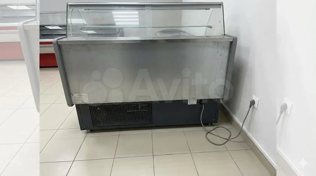 정육쇼케이스중고의 원활한 통풍과 과열 방지를 위해 기계실이 있는 뒷면을 벽과 충분히 띄워 설치한 모습이랍니다.