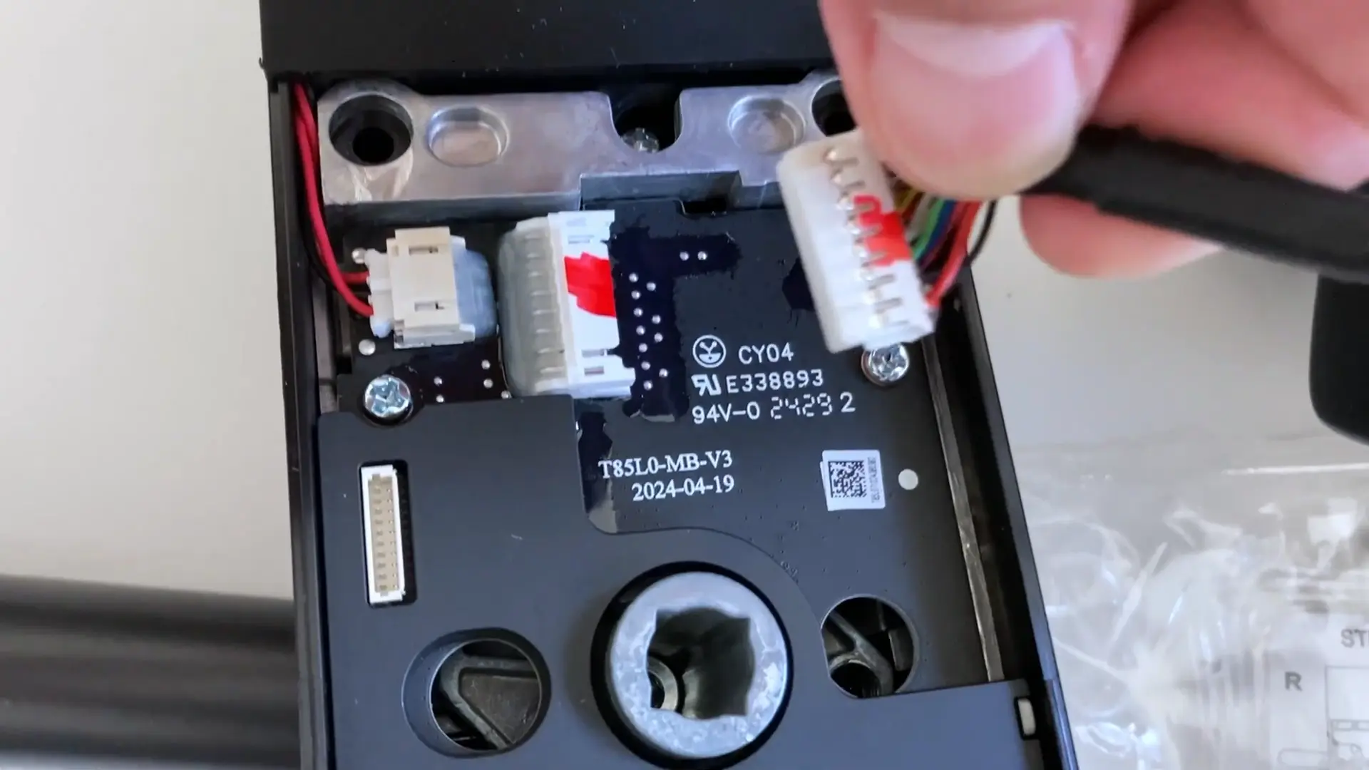 도어락 설치와 수리를 위해 내부 구조를 점검하는 과정