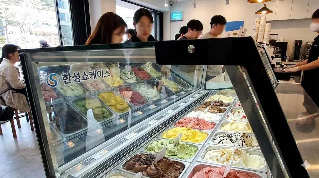 특수 히팅 글라스 적용으로 성에 없이 선명한 시야를 확보한 한성쇼케이스 아이스크림쇼케이스 상세 모습