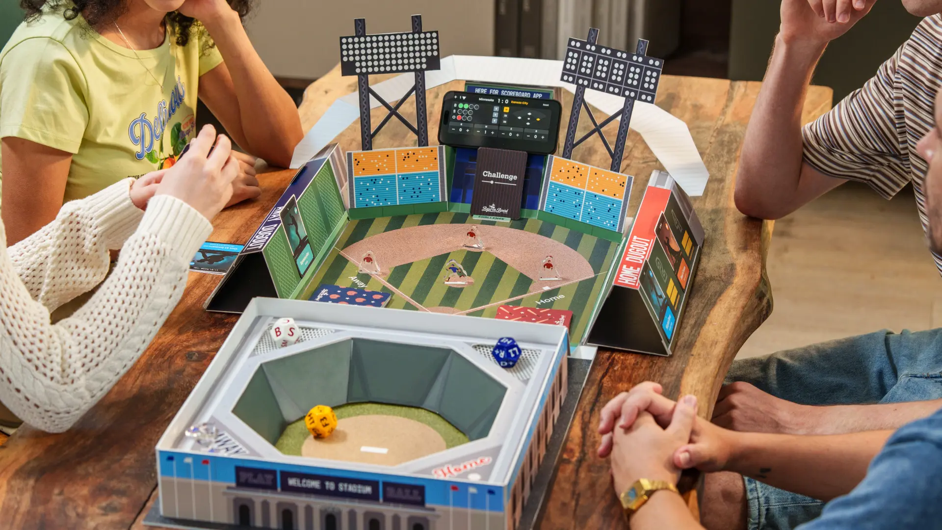 4명의 플레이어가 베이스 온 보드 게임을 함께 즐기고 있는 모습