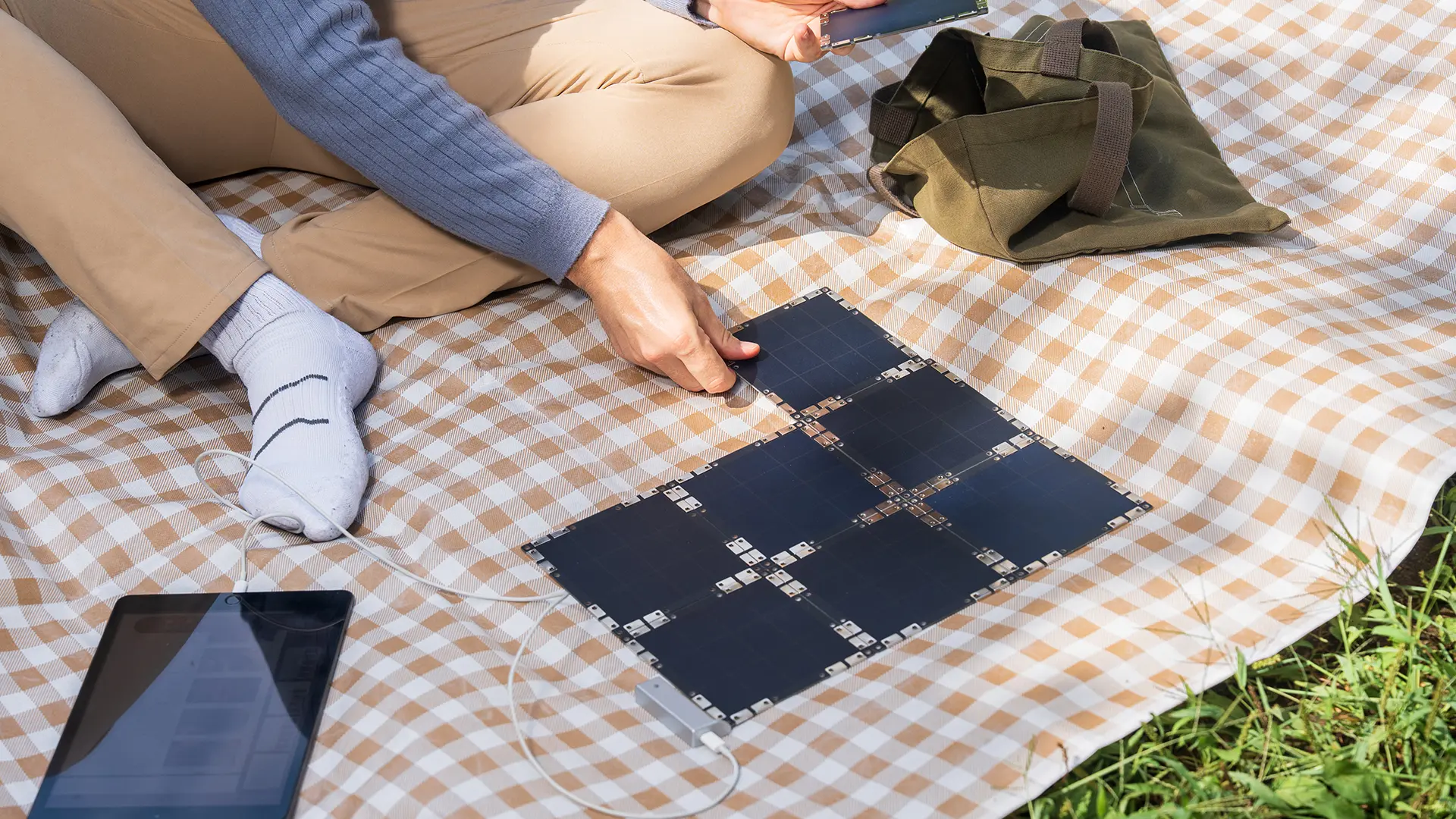 솔라브릭 GEN 3 패널을 조합하는 모습