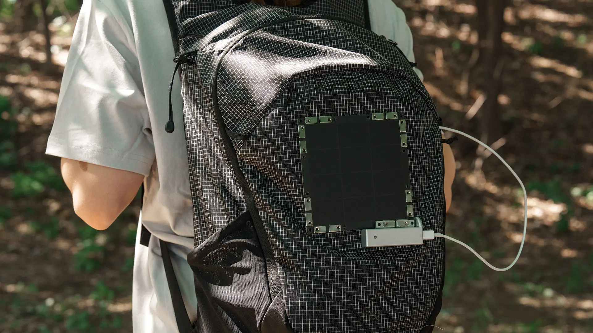 솔라브릭 GEN 3을 가방에 부착한 모습