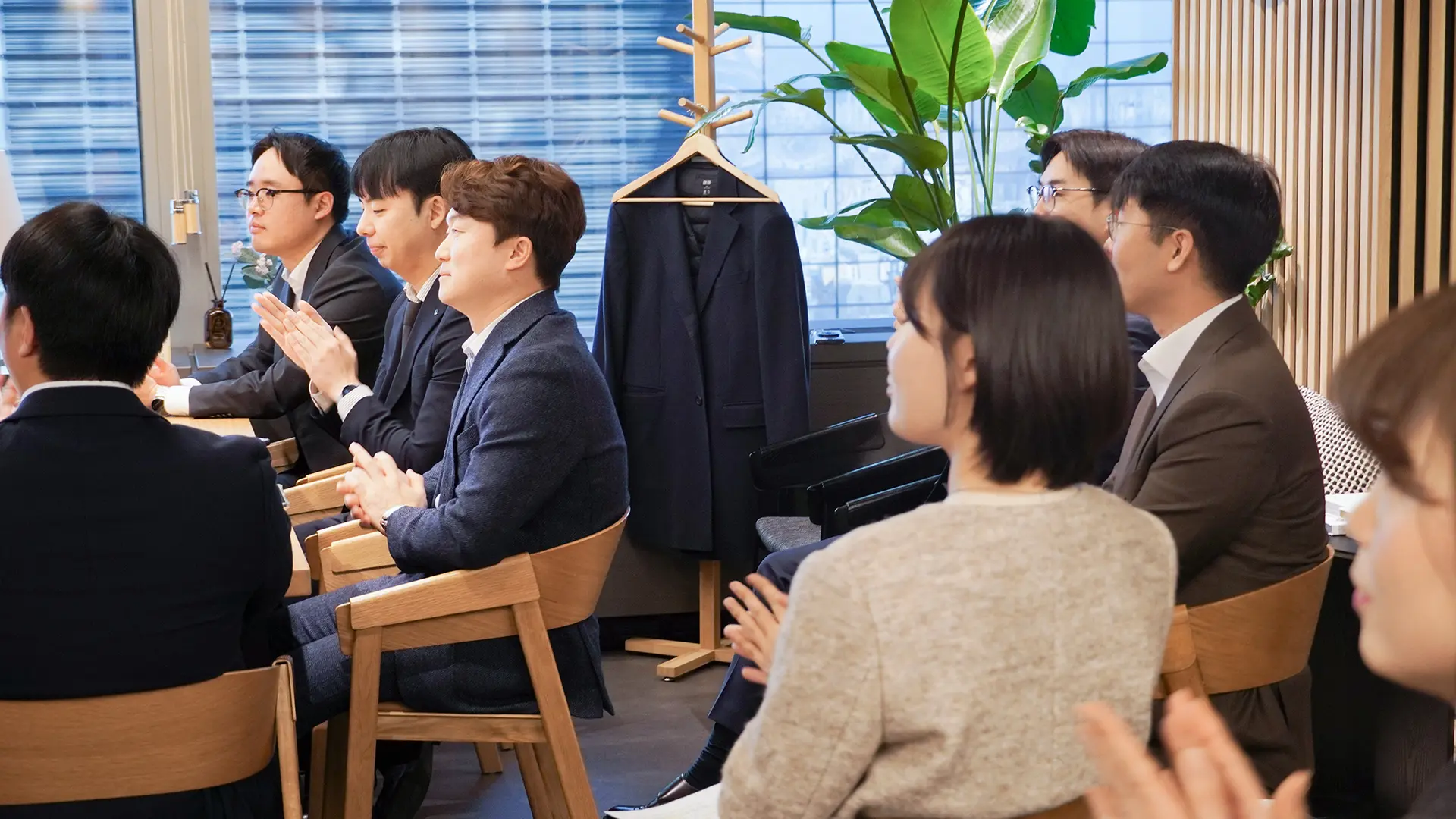 스피치 경청중인 기업의별 식구들