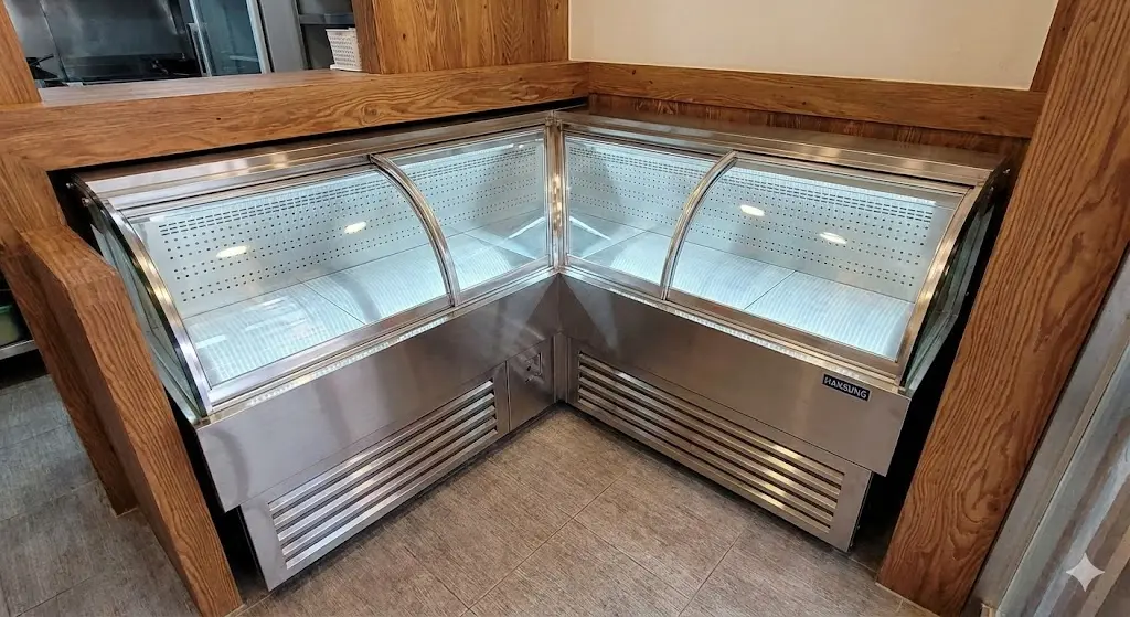 사장님의 매장 공간에 딱 맞춰 스테인리스로 정교하게 제작된 맞춤형 쇼케이스