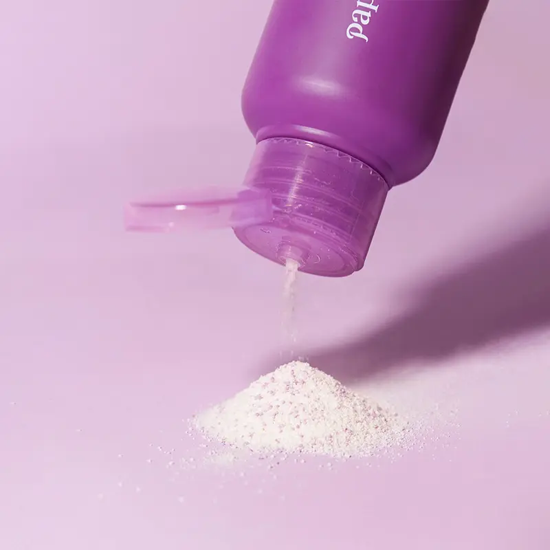 물의 양에 따라 농도를 조절할 수 있는 파파레서피 가지 클리어링 효소 파우더가 가볍게 흩어지는 모습