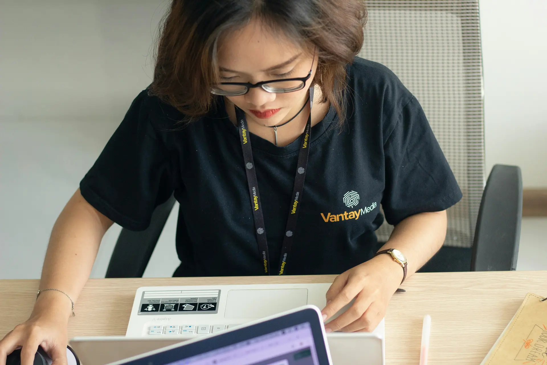 대형마트 홍보 담당자 전단지 POP 제작 업무 처리 모습