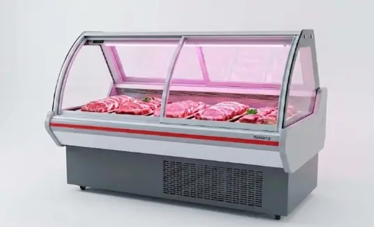 정육 냉장 쇼케이스 내부에 붉은색 정육 조명을 받아 선홍빛을 띠는 스테이크용 생고기가 여러 덩어리 진열되어 있다