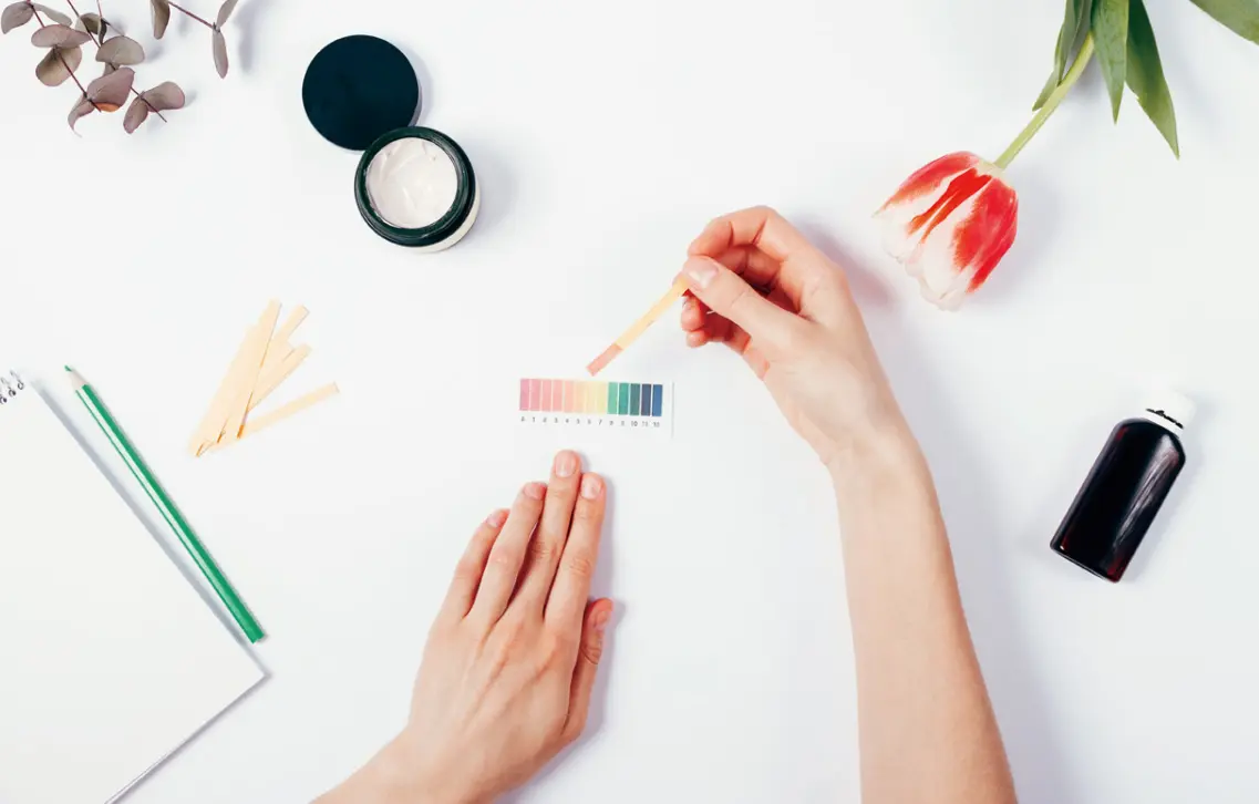 여드름 피부 클렌저 pH 테스트 - 민감성 피부에 적합한 약산성 세안제 선택 기준