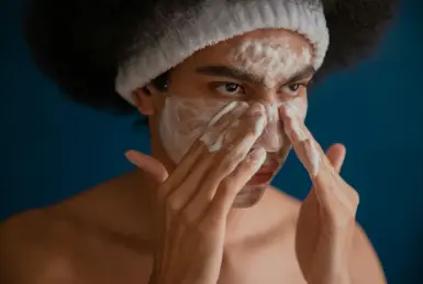 충분히 거품을 낸 효소 클렌저로 얼굴에 직접적인 마찰을 줄이며 세안하는 장면