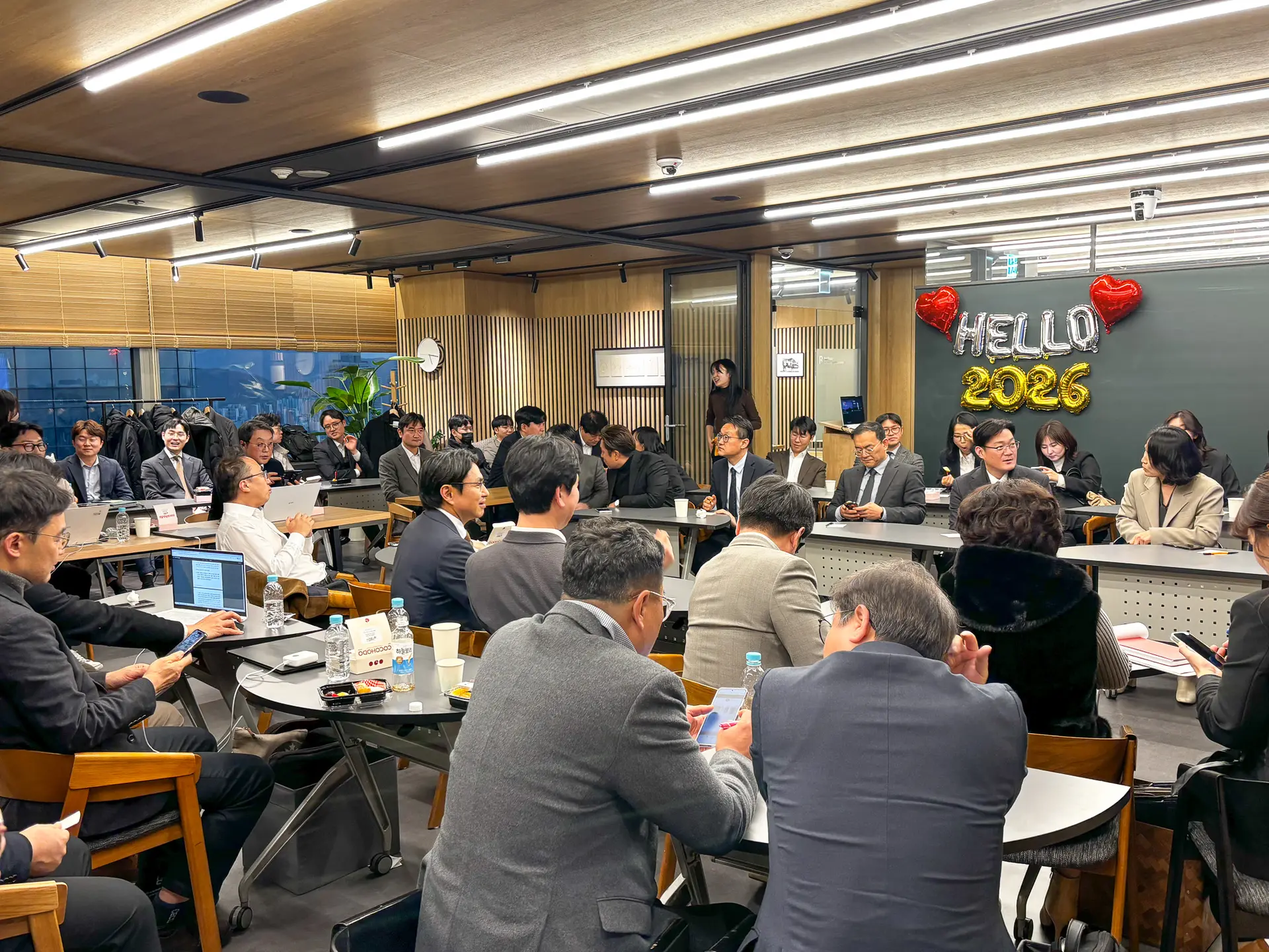 tag 진행사진. 기업의별 위원님들이 둥글게 둘러앉아 토론하고있는 사진1