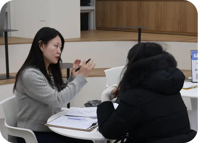 수출바우처 활용 ISO 인증 취득 전략 관련해서 상담을 진행하고 있는 콘타 관계자