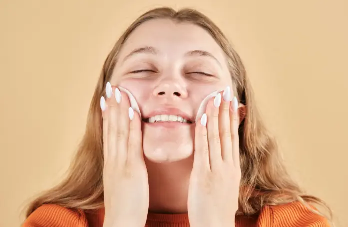 저자극 약산성 클렌저를 사용하여 순한 피부 케어를 하는 여성