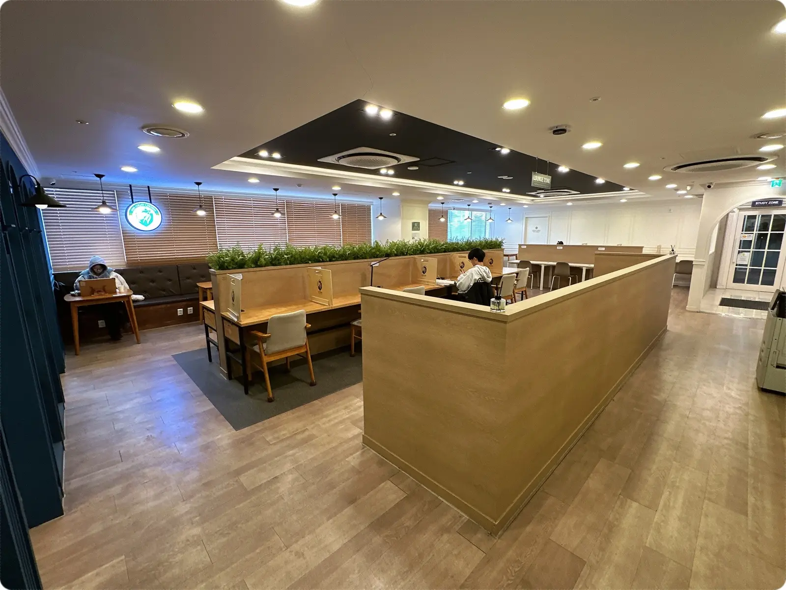 오피스 밀집 상권 스터디카페 입지 선택 | 낮 공실 메우고 야간 수익 극대화하는 법