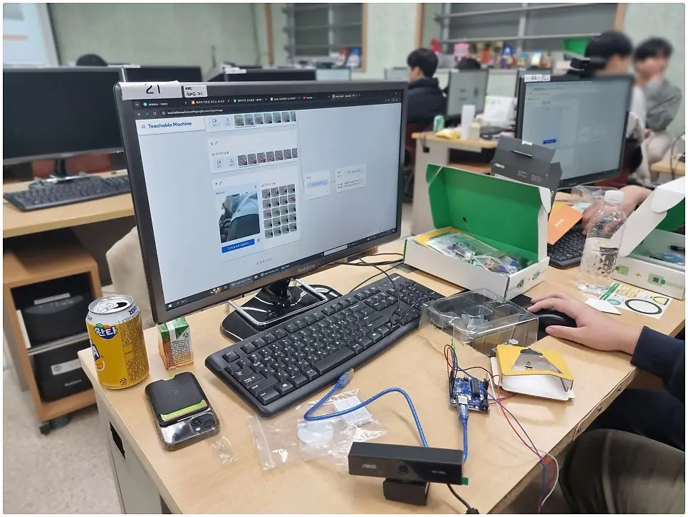 고등학교 AI 입문 수업 사례 - 문일고·신서고 AI 모션 인식 무드등 (아두이노→IoT→AI)