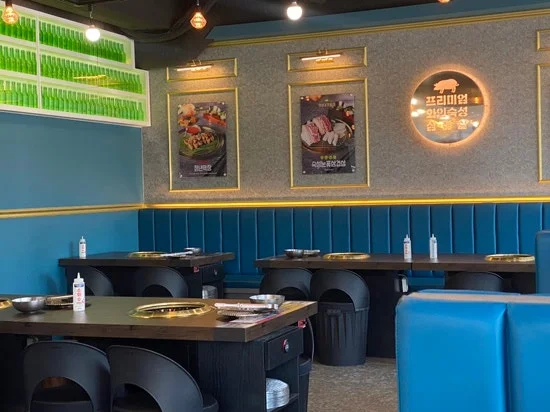 청년고기장수 매장 내부 소주병 아트월