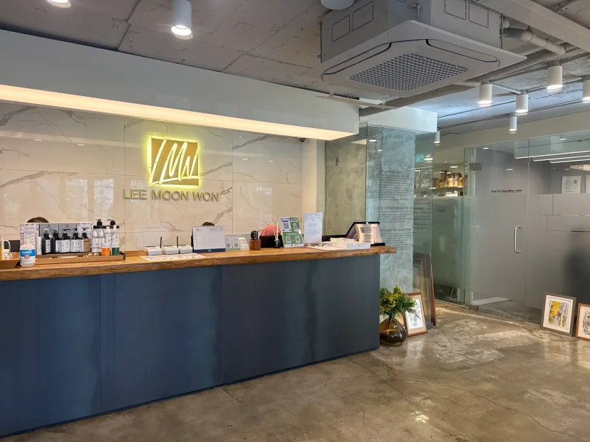 Lee Moon Won Head Clinic scalp treatment room in Seoul