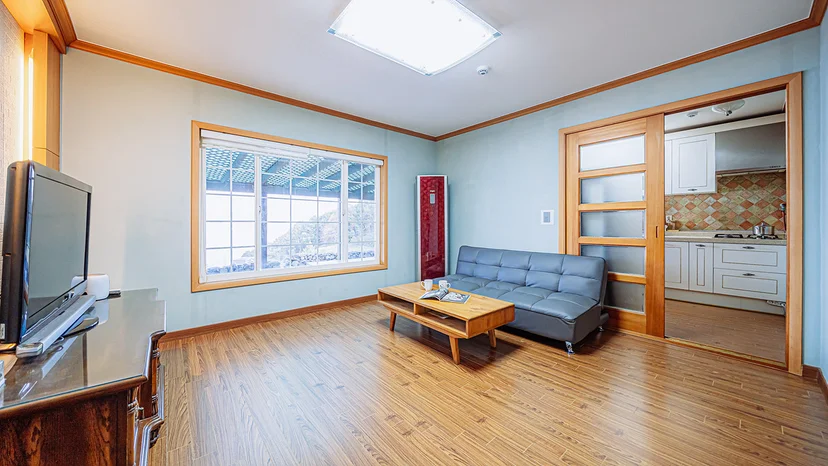 Living room with a sofa, low table and TV (Listing ID : 5203)