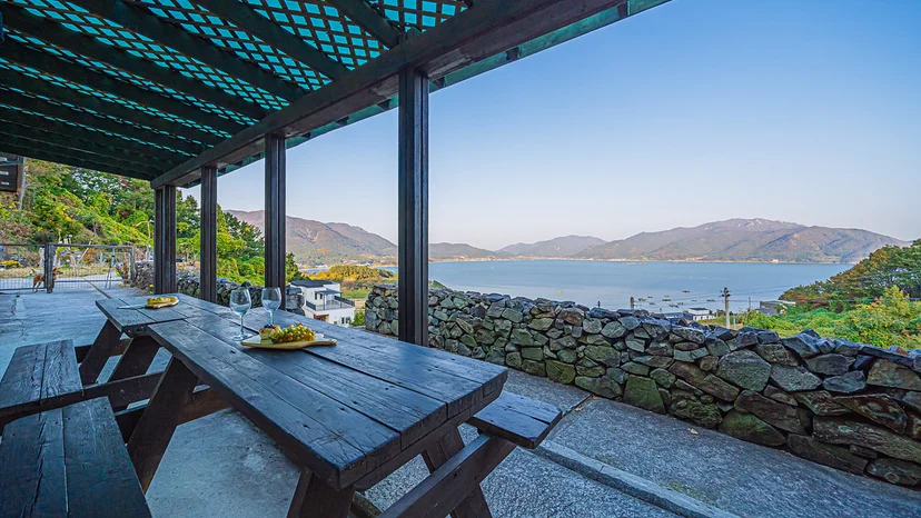 Outdoor table looking out over the sea (Listing ID : 5203)