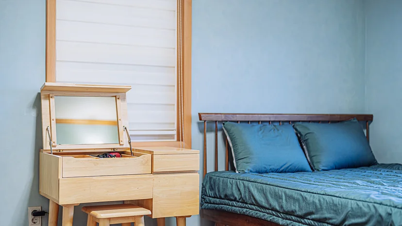 Bedroom with a double bed and a bright window (Listing ID : 5203)