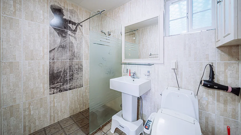 Bathroom with a separated shower area (Listing ID : 5203)