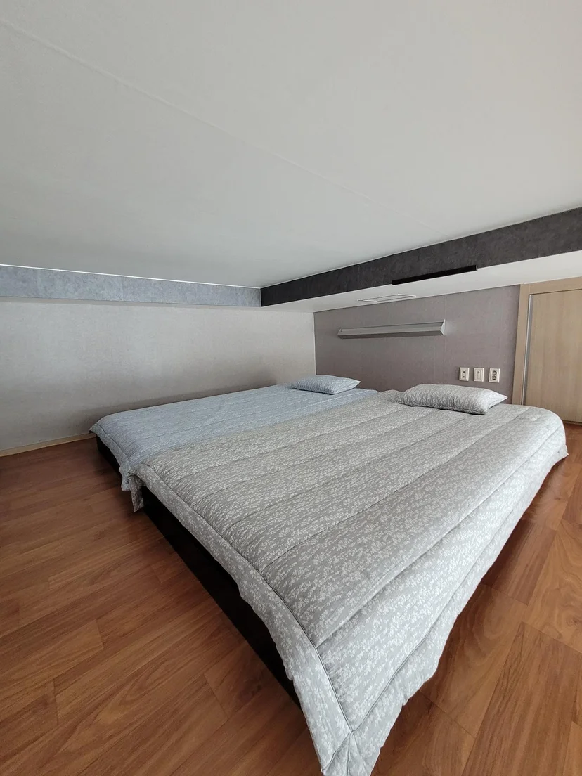 Loft sleeping area with a large bed (Listing ID : 3984)