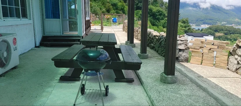 Outdoor picnic table and grill facing the mountains (Listing ID : 5203)