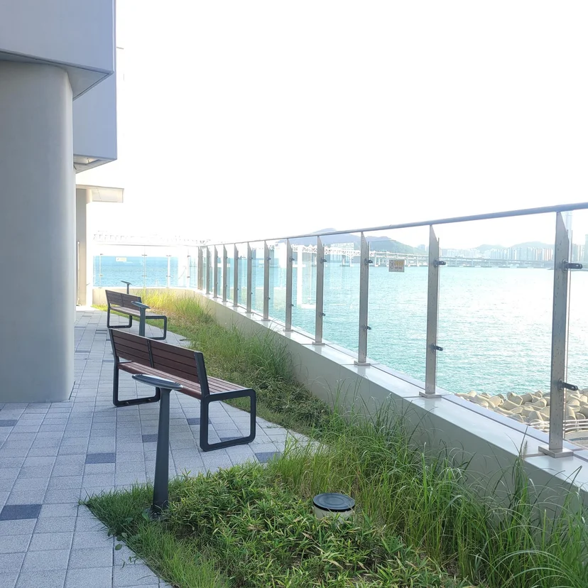 Building terrace with a bench and an open bay and bridge view (Listing ID : 11389)