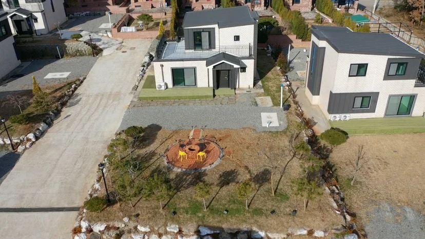 불멍존과 정원이 보이는 주택 외관 항공뷰