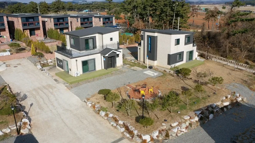 태안 몽산포 독채 두 동과 앞마당 항공뷰